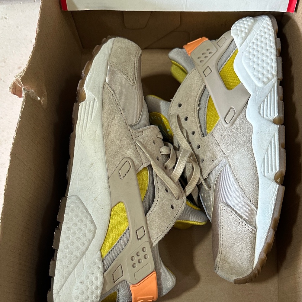 Nike Women’s Air Huarache Run PRM Beige/Metallic silver with colorful accents.